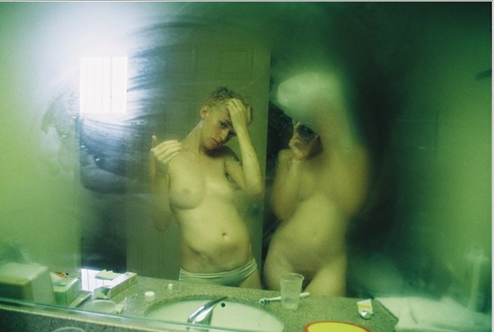 Молодые американки делают голые селфи в ванной для своих парней