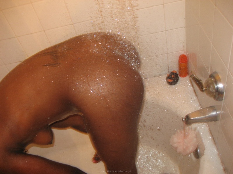 Негритянка принимает душ и трахается с бойфрендом на камеру