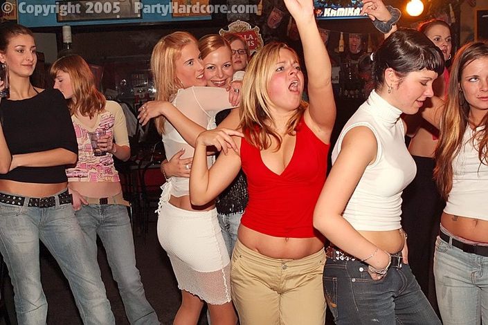 Парни устроили своим прелестным спутницам секс в клубе после алкогольных коктейлей