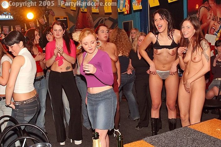 Парни устроили своим прелестным спутницам секс в клубе после алкогольных коктейлей