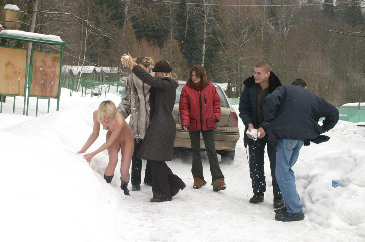 Голая русская блондинка обтирается снегом