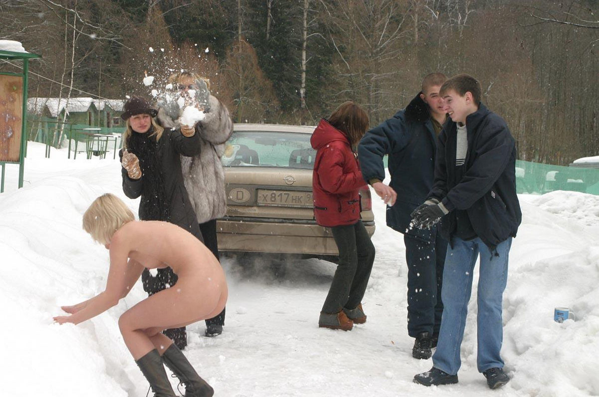 Голая русская блондинка обтирается снегом