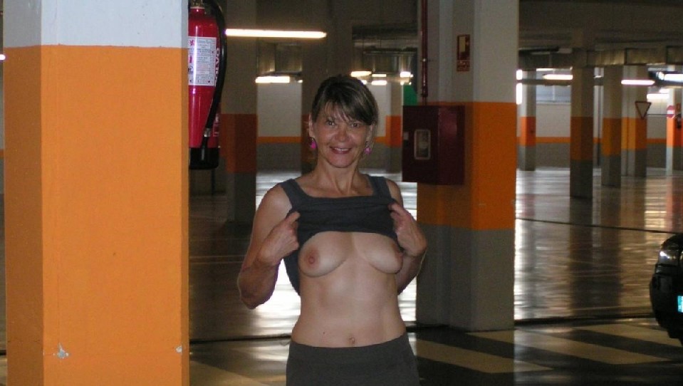 Эта женщина любит показать свою грудь в разных местах