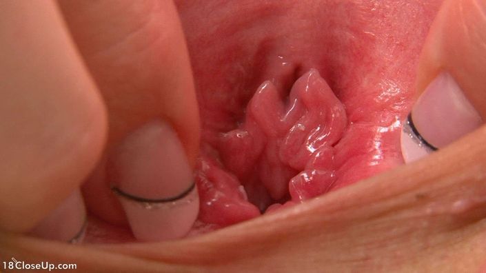 Возбужденная розовая пизда сексуальной телочки на порно фото