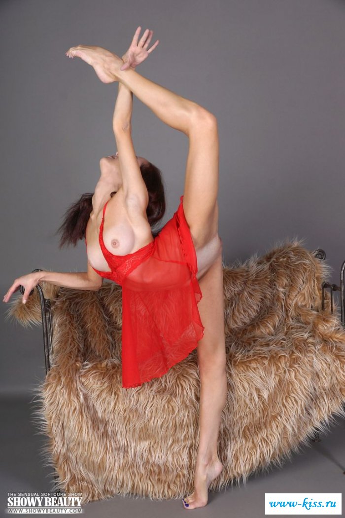 Голая красивая гимнастка показывает свою гибкость