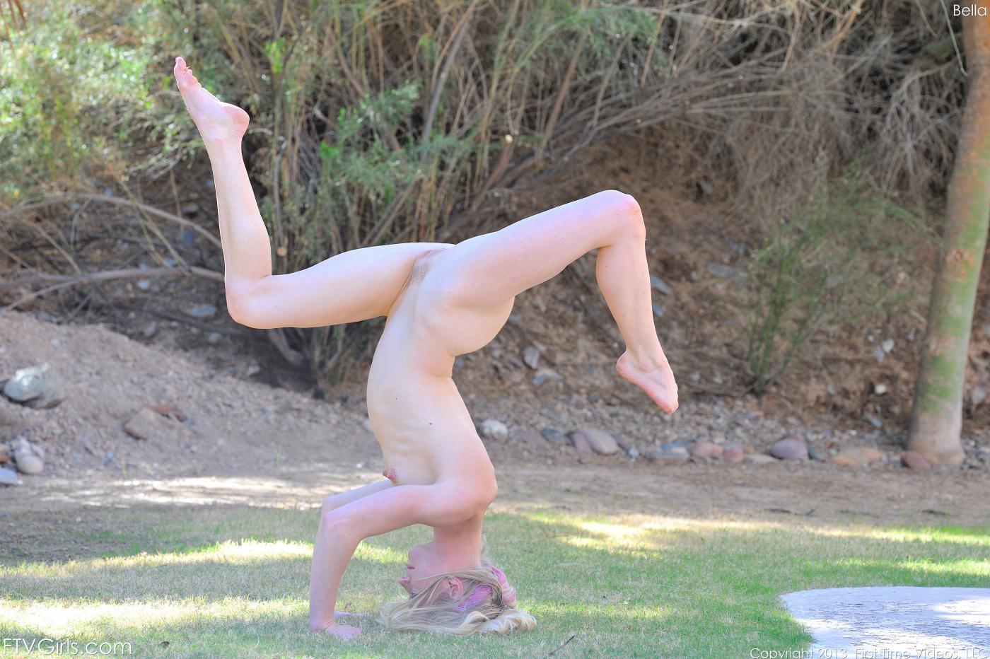 Спортивная сучка Bella Bends показывает эротичную гимнастику под открытым небом